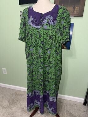 Only Necessities 1X Lounger Nightgown Green Purple Floral Print Cottagecore
